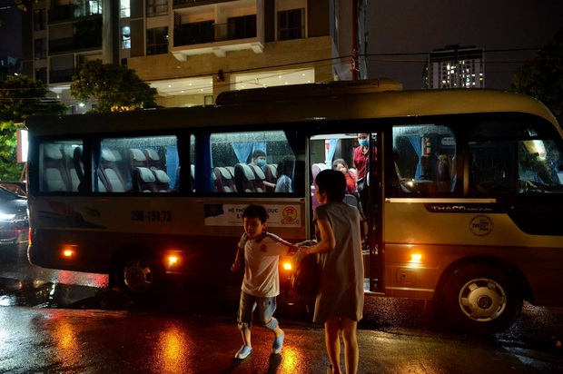 Hà Nội: Tan học từ 17h nhưng tới 20h vẫn có rất nhiều xe chở học sinh di chuyển trên đường do tắc đường sau cơn mưa lớn - Ảnh 3. Hà Nội: Tan học từ 17h nhưng tới 20h vẫn có rất nhiều xe chở học sinh di chuyển trên đường do tắc đường sau cơn mưa lớn - Ảnh 3.