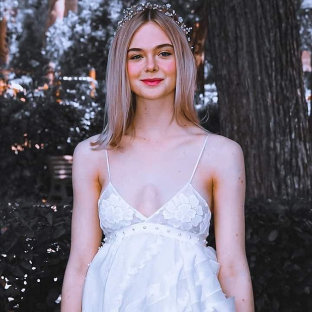 Elle Fanning lại gây trụy tim với khoảnh khắc xinh tựa thiên thần, mỉm cười thôi cũng chứng minh đẳng cấp công chúa Disney - Ảnh 2.