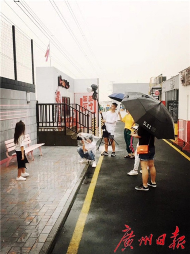 Nghề mẫu nhí ở Trung Quốc: Mua biệt thự, kiếm tiền tỷ từ tấm bé và bức tranh tuổi thơ tăm tối phía sau ánh đèn sân khấu - Ảnh 3.