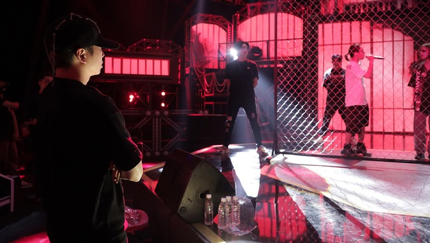 Karik trầm ngâm lo lắng trong hậu trường đêm Đối đầu Rap Việt - Ảnh 1.