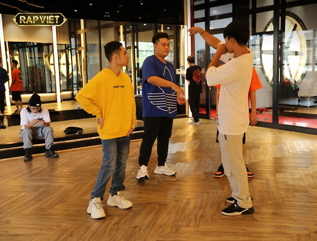 Karik trầm ngâm lo lắng trong hậu trường đêm Đối đầu Rap Việt - Ảnh 18.