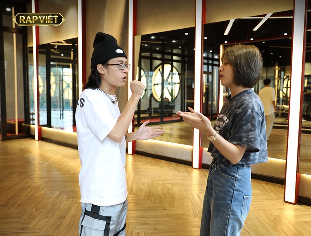 Karik trầm ngâm lo lắng trong hậu trường đêm Đối đầu Rap Việt - Ảnh 22.