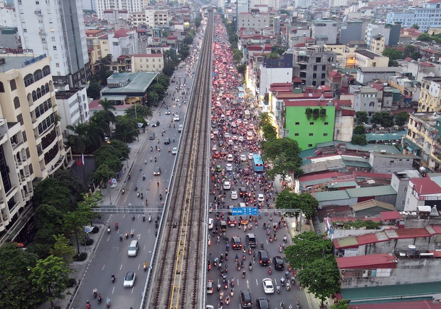 Nhiều tuyến đường Hà Nội ùn tắc do cơn giông đang kéo đến - Ảnh 6.
