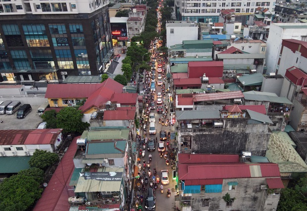 Nhiều tuyến đường Hà Nội ùn tắc do cơn giông đang kéo đến - Ảnh 5.