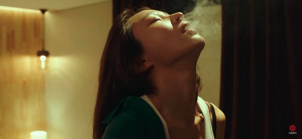 Knet choáng nặng trước hình ảnh “nữ hoàng fancam” Hani (EXID) hôn đồng giới, phì phèo thuốc lá như gái hư - Ảnh 5.