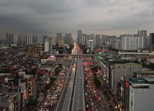 Nhiều tuyến đường Hà Nội ùn tắc do cơn giông đang kéo đến - Ảnh 3.