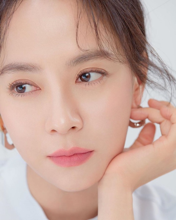 Vừa bị chê luộm thuộm, Song Ji Hyo dập lại luôn bằng bộ ảnh mới: Nhan sắc đỉnh cao thế này ai nghĩ đã U40? - Ảnh 3.