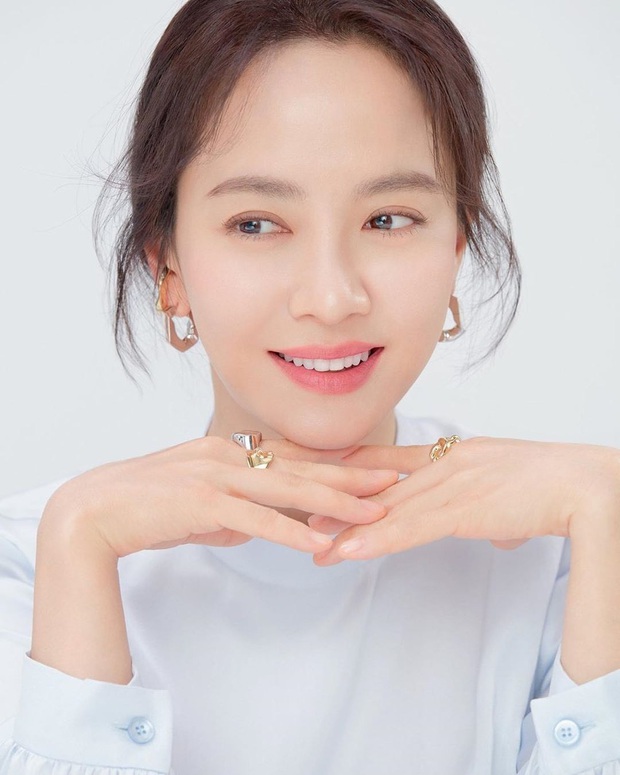 Vừa bị chê luộm thuộm, Song Ji Hyo dập lại luôn bằng bộ ảnh mới: Nhan sắc đỉnh cao thế này ai nghĩ đã U40? - Ảnh 2.