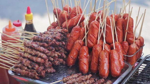 Xúc xích vỉa hè: Cẩn trọng vì không rõ nguồn gốc, màu sắc lạ và ẩn chứa nguy cơ ung thư - Ảnh 1. Xúc xích vỉa hè: Cẩn trọng vì không rõ nguồn gốc, màu sắc lạ và ẩn chứa nguy cơ ung thư - Ảnh 1.