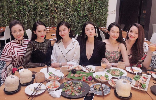 Hội bạn Hà Thành cứ tụ họp lại gây sốt: Mẹ 2 con Emily đọ eo thon cực gắt bên Hạnh Sino, riêng Huyền Baby vẫn vững phong độ - Ảnh 5.