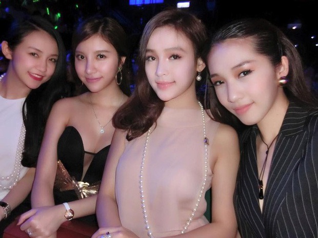 Hội bạn Hà Thành cứ tụ họp lại gây sốt: Mẹ 2 con Emily đọ eo thon cực gắt bên Hạnh Sino, riêng Huyền Baby vẫn vững phong độ - Ảnh 4.