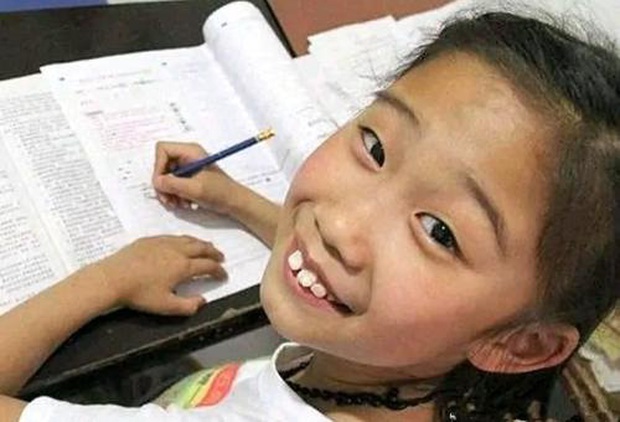 Cô bé gây sốt vì 10 tuổi đã vào đại học, ra trường được mời làm giáo viên nhưng hóa ra tất cả chỉ là một vố lừa to tổ chảng - Ảnh 5.