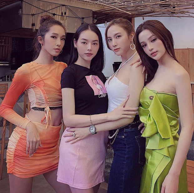 Hội bạn Hà Thành cứ tụ họp lại gây sốt: Mẹ 2 con Emily đọ eo thon cực gắt bên Hạnh Sino, riêng Huyền Baby vẫn vững phong độ - Ảnh 2.