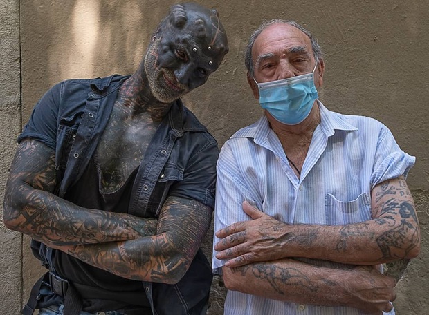 Anh chàng nổi tiếng vì đang đẹp trai thì lại đi cắt mũi, xẻ lưỡi cho giống người ngoài hành tinh - Ảnh 2.