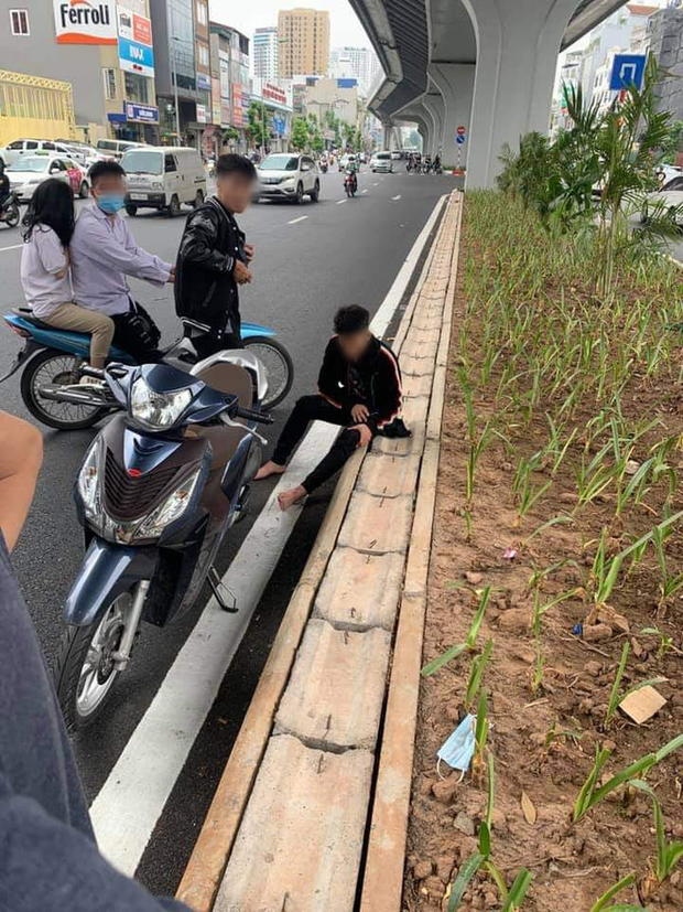 Hà Nội: Va chạm giao thông với bà bầu, nhóm thanh niên còn rút hung khí thách thức, đập vỡ đầu xe máy - Ảnh 1.