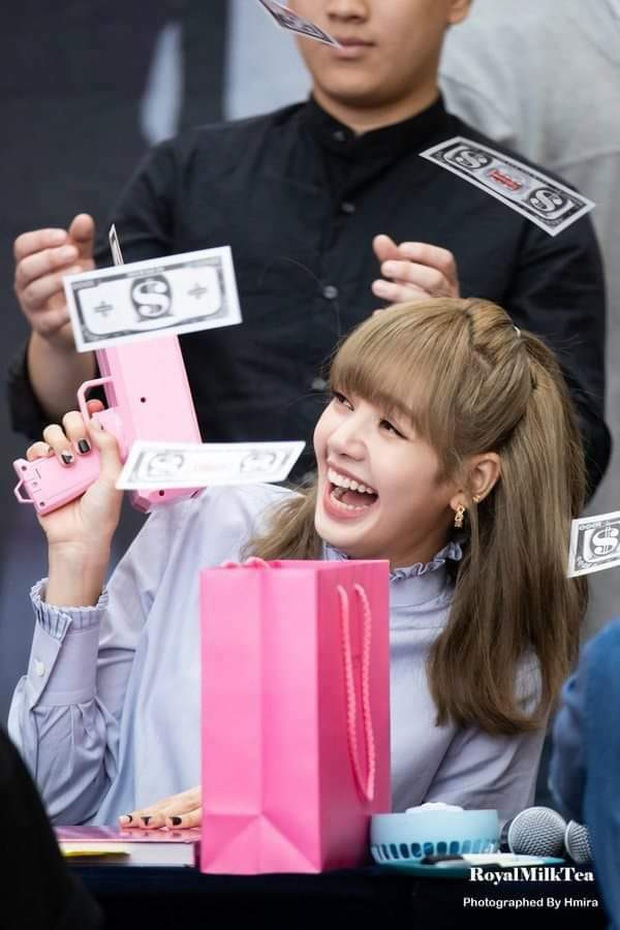 BLACKPINK đi tập nhảy cũng diện đồ tiền tạ tiền tấn: Trang phục sương sương chục triệu, riêng Lisa đeo đồng hồ 700 triệu - Ảnh 7. BLACKPINK đi tập nhảy cũng diện đồ tiền tạ tiền tấn: Trang phục sương sương chục triệu, riêng Lisa đeo đồng hồ 700 triệu - Ảnh 7.