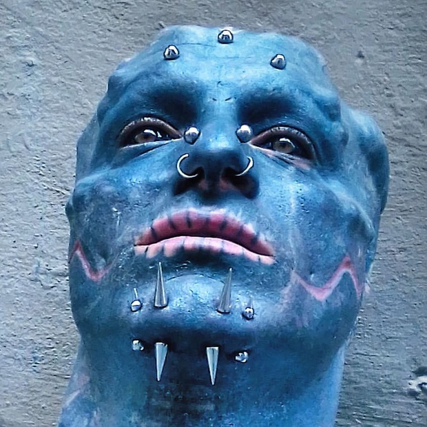 Anh chàng nổi tiếng vì đang đẹp trai thì lại đi cắt mũi, xẻ lưỡi cho giống người ngoài hành tinh - Ảnh 4.