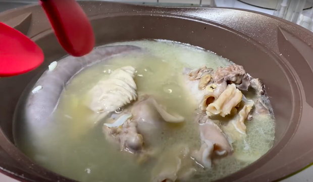 Cận cảnh những phân đoạn “phản cảm” khiến Quỳnh Trần JP và Sang Vlog bị tắt kiếm tiền, các YouTuber cần phải làm gì sau đó? - Ảnh 6.