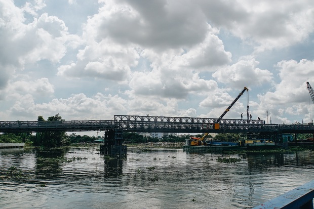 Cận cảnh cầu sắt hiện đại gần 80 tỷ đồng, sắp thay thế bến phà cuối cùng trong nội thành Sài Gòn - Ảnh 2.