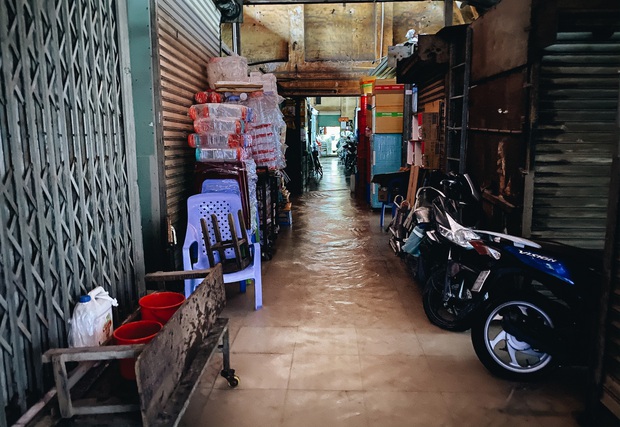 TP.HCM: Chợ Thủ Đức ngập nặng từ trong ra ngoài do mưa lớn, nhiều tiểu thương “khóc ròng” - Ảnh 7.