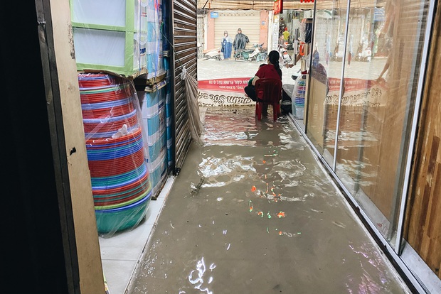 TP.HCM: Chợ Thủ Đức ngập nặng từ trong ra ngoài do mưa lớn, nhiều tiểu thương “khóc ròng” - Ảnh 8.