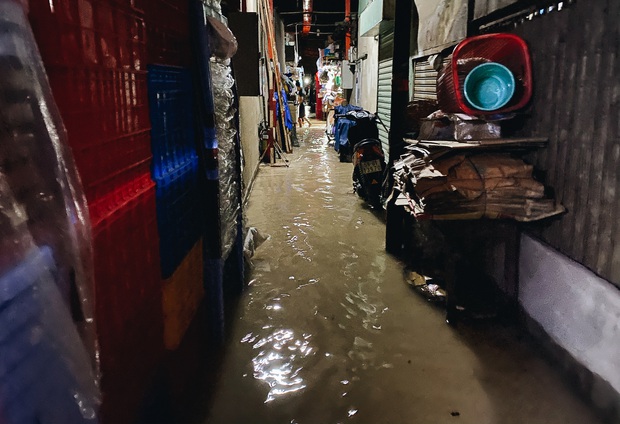 TP.HCM: Chợ Thủ Đức ngập nặng từ trong ra ngoài do mưa lớn, nhiều tiểu thương “khóc ròng” - Ảnh 6.