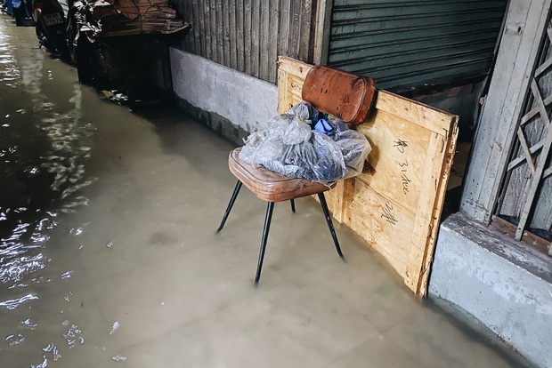 TP.HCM: Chợ Thủ Đức ngập nặng từ trong ra ngoài do mưa lớn, nhiều tiểu thương “khóc ròng” - Ảnh 11.