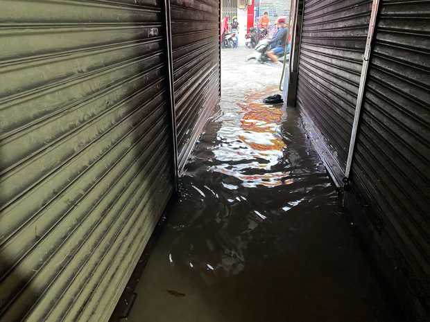 TP.HCM: Chợ Thủ Đức ngập nặng từ trong ra ngoài do mưa lớn, nhiều tiểu thương “khóc ròng” - Ảnh 10.