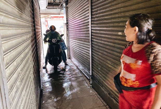 TP.HCM: Chợ Thủ Đức ngập nặng từ trong ra ngoài do mưa lớn, nhiều tiểu thương “khóc ròng” - Ảnh 13.