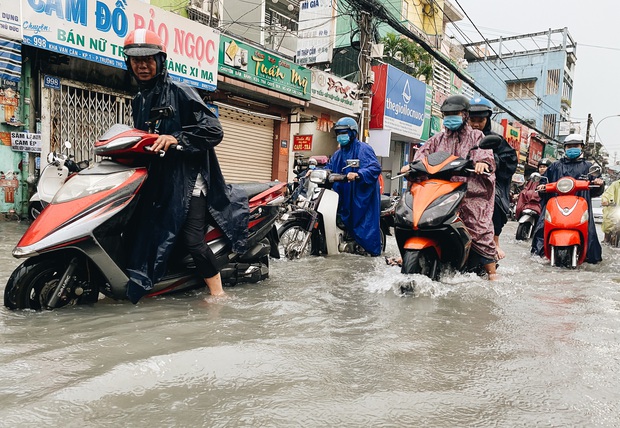TP.HCM: Chợ Thủ Đức ngập nặng từ trong ra ngoài do mưa lớn, nhiều tiểu thương “khóc ròng” - Ảnh 5.