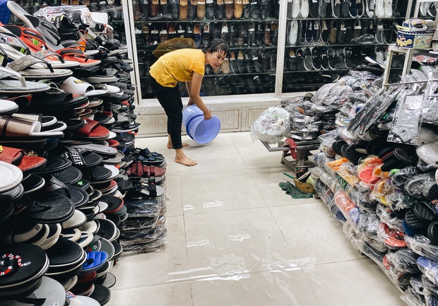 TP.HCM: Chợ Thủ Đức ngập nặng từ trong ra ngoài do mưa lớn, nhiều tiểu thương “khóc ròng” - Ảnh 15.