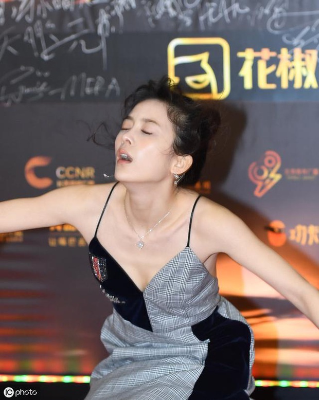 Tranh cãi trên Weibo: Địch Lệ Nhiệt Ba lép vế nhan sắc trước bạn gái tin đồn kém tiếng tăm của Hồ Nhất Thiên khi chụp ảnh chung? - Ảnh 5.