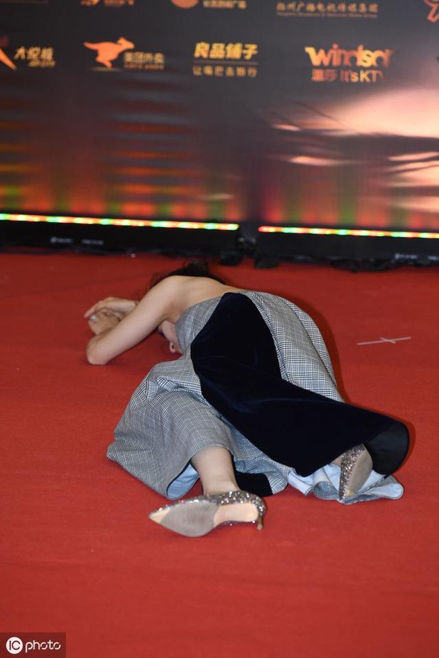 Tranh cãi trên Weibo: Địch Lệ Nhiệt Ba lép vế nhan sắc trước bạn gái tin đồn kém tiếng tăm của Hồ Nhất Thiên khi chụp ảnh chung? - Ảnh 6.