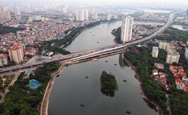 Cận cảnh tuyến đường vành đai 3 đi thấp qua hồ Linh Đàm đang trong quá trình hoàn thiện - Ảnh 1.