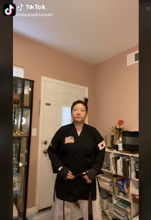 Hot TikToker chất nhất quả đất: Ở nhà chăm chồng nằm liệt giường 8 năm dù vất vả vẫn lạc quan, quay clip cho chồng vui nào ngờ nổi tiếng khắp MXH - Ảnh 2.