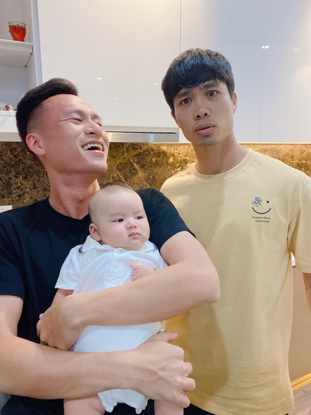 Công Phượng bế con trai Huy Toàn nhún nhảy cực hài, được gán ghép luôn là gia đình hạnh phúc - Ảnh 1. Công Phượng bế con trai Huy Toàn nhún nhảy cực hài, được gán ghép luôn là gia đình hạnh phúc - Ảnh 1.