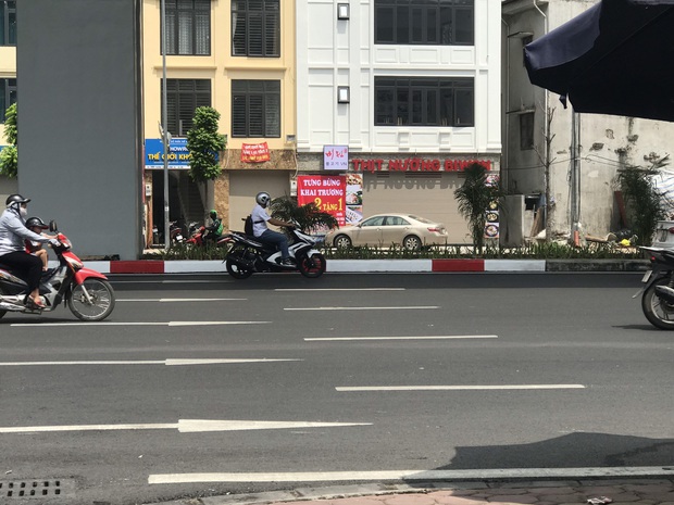Vụ nhóm thanh niên đập phá xe sau va chạm giao thông với bà bầu: “Còn trẻ mà chúng hung hăng quá, có người vào căn ngăn còn bị đuổi đánh” - Ảnh 4. Vụ nhóm thanh niên đập phá xe sau va chạm giao thông với bà bầu: “Còn trẻ mà chúng hung hăng quá, có người vào căn ngăn còn bị đuổi đánh” - Ảnh 4.