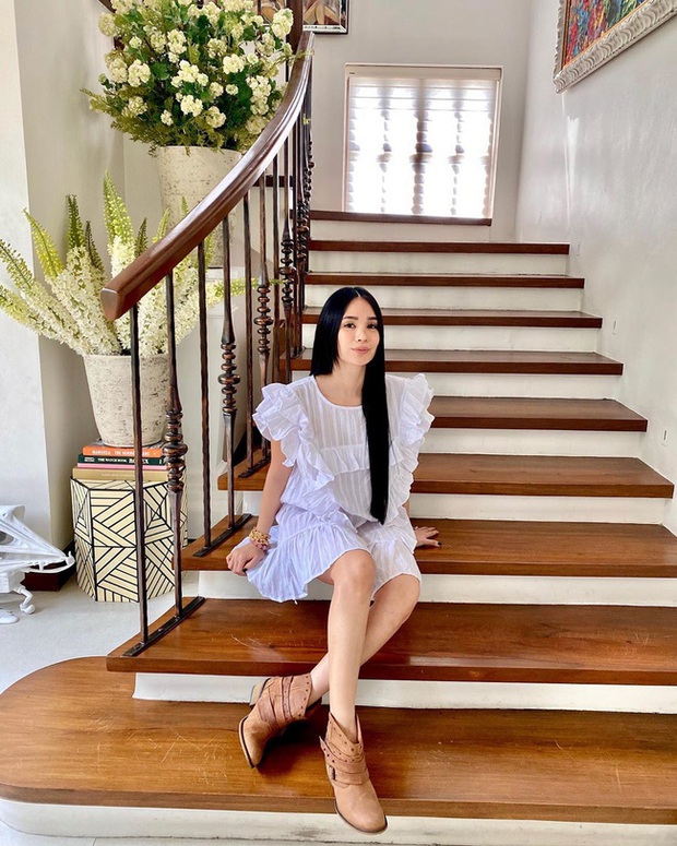 Phu nhân thượng nghị sĩ và cũng là bạn thân Hà Tăng: Chẳng ai nghĩ là 35 tuổi, xem ảnh học được bao nhiêu cách mặc đồ trắng đẹp sang chảnh  - Ảnh 1.