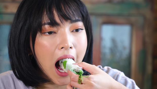 Châu Bùi tập tành làm video mukbang nhưng vừa mở đầu đã bị soi điệu bộ chắp tay y hệt Binz? - Ảnh 7.