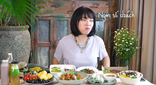 Châu Bùi tập tành làm video mukbang nhưng vừa mở đầu đã bị soi điệu bộ chắp tay y hệt Binz? - Ảnh 8.