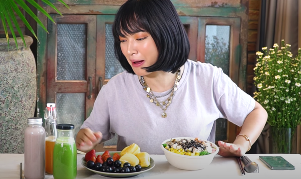 Châu Bùi tập tành làm video mukbang nhưng vừa mở đầu đã bị soi điệu bộ chắp tay y hệt Binz? - Ảnh 16.