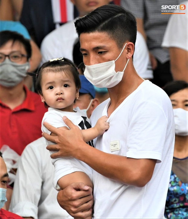Con gái Tiến Dũng túm chặt cổ áo bố khi tới cổ vũ trận CLB Viettel gặp Sài Gòn FC - Ảnh 1.