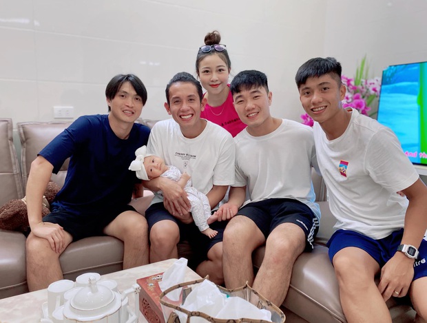 Hội tuyển thủ Việt Nam đến thăm con gái Phan Văn Đức, em bé quyền lực còn bế ngửa đã biết hóng chuyện nhìn camera chụp hình - Ảnh 1.