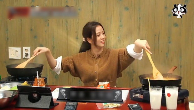 Khoảnh khắc “việc gì cũng đến tay tôi” của Jisoo (BLACKPINK) đang viral khắp nơi, đi show nấu ăn vẫn ra dáng “chị cả” - Ảnh 1.