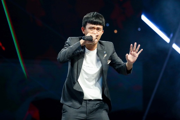 King Of Rap: Bất ngờ với bản Rap Hoa Nở Không Màu, thí sinh Rap nhạc Trịnh được book show ngay tại sân khấu - Ảnh 8.