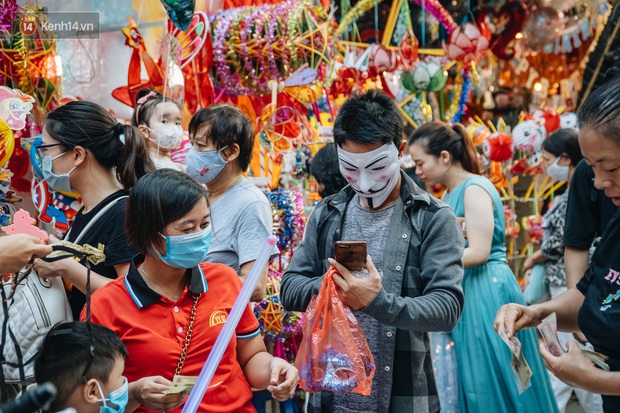 Ảnh: Hàng Mã đông nghẹt người dịp cuối tuần chơi Trung thu sớm, tiểu thương yêu cầu không chụp ảnh  - Ảnh 5.