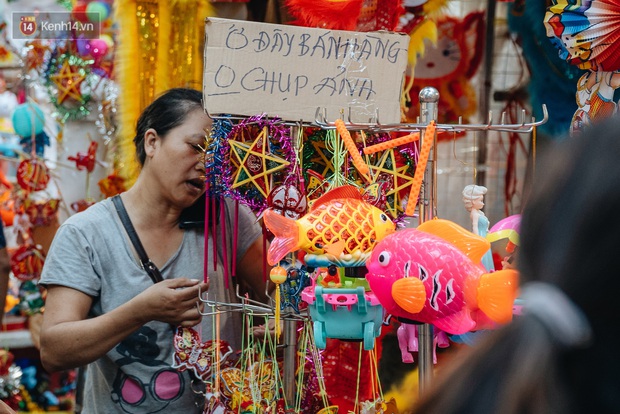 Ảnh: Hàng Mã đông nghẹt người dịp cuối tuần chơi Trung thu sớm, tiểu thương yêu cầu không chụp ảnh  - Ảnh 6.