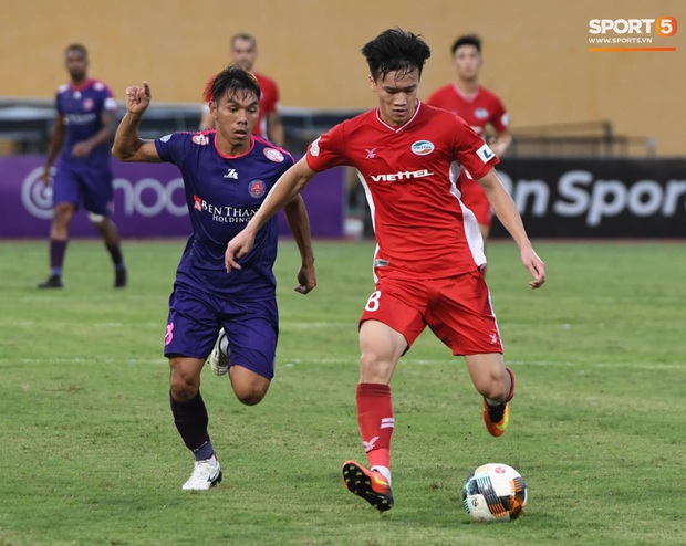 Con gái Tiến Dũng túm chặt cổ áo bố khi tới cổ vũ trận CLB Viettel gặp Sài Gòn FC - Ảnh 6.