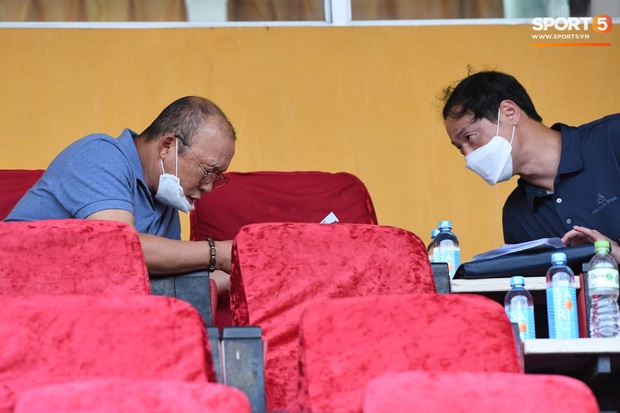 Con gái Tiến Dũng túm chặt cổ áo bố khi tới cổ vũ trận CLB Viettel gặp Sài Gòn FC - Ảnh 5.