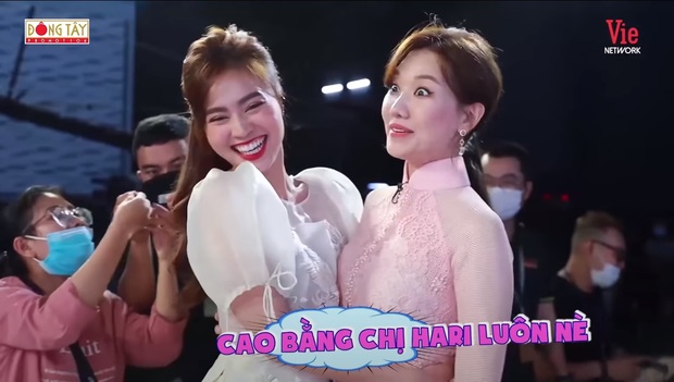 Clip bóc trần chiêu hack chiều cao của Hoà Minzy: Nhìn đôi guốc như cà kheo mà choáng, Lan Ngọc nay đã có đối thủ? - Ảnh 4.